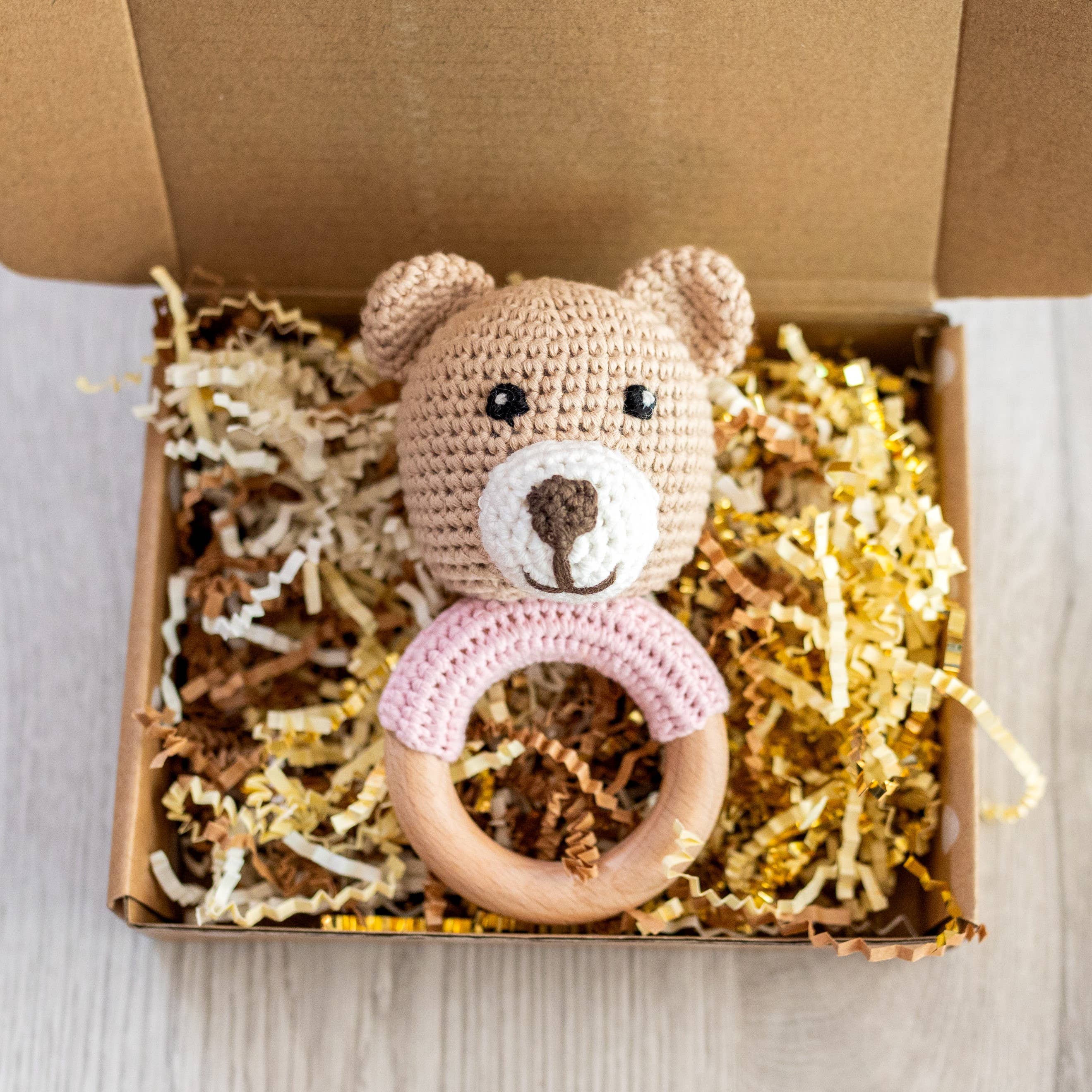 Wonderjoys Baby Co - Vente Hochet mobile – bébé - Hochet en crochet à la main en forme d'ours, naturel et bleu/rose2