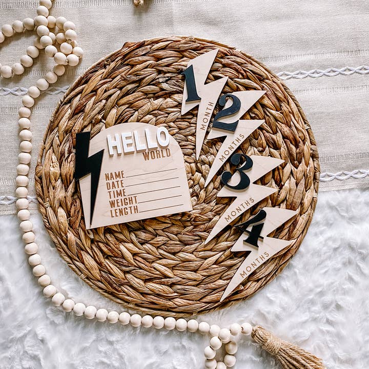 Ensemble de jalons mensuels en bois - Modern Lightning Bolt pour la vente par Claire and Bella