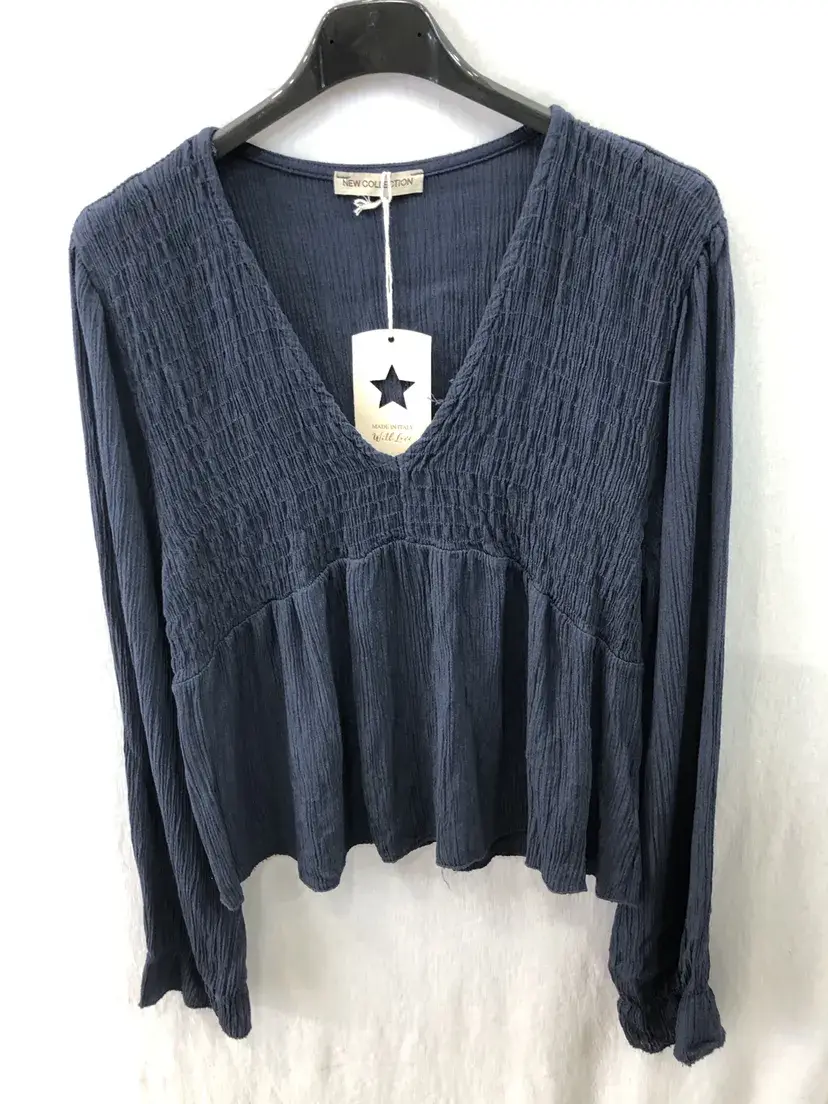 Mimi & Gogo - Wholesale Blouse - Women's - V-neck blouse with small smocking @23625_BlouseV1