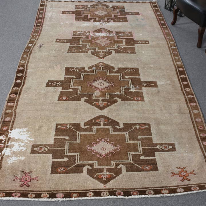 Tapis Géométrique Vintage Marron & Beige, 5,7x12,6 Pieds Fait Main pour la vente par Vintage Rugs Loom