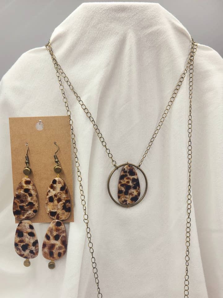 Boucles d'oreilles Double Leopard pour la vente par Elly Kate Designs