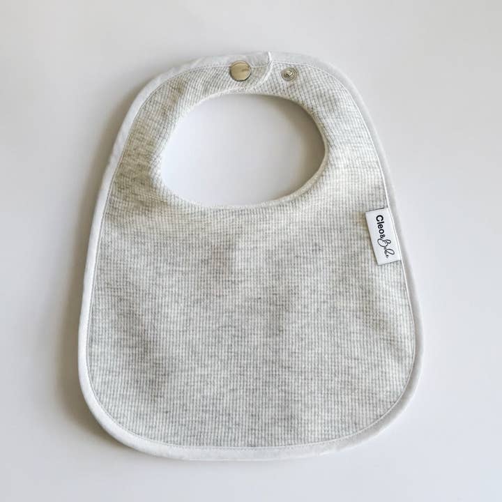 Grey Waffle - Bavoir classique imperméable pour la vente par Cleo & Bebe