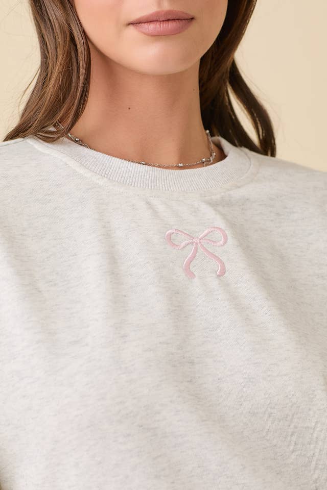 LJUNG GRÅ Broderad Sweatshirt med Band – Söt Mysig Loungetröja🎀 för wholesale på Faire2