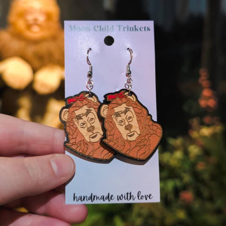 Pendientes colgantes de madera pintados a mano con león cobarde del Mago de Oz para venta al por mayor de Moon Child Trinkets