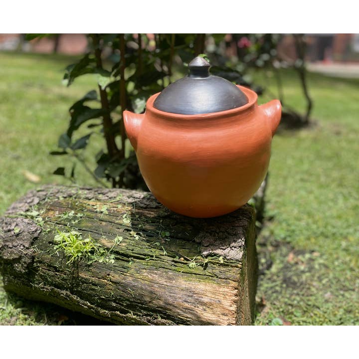 Authentic La Chamba Pottery & More Wholesaler – Großhandel Kochtopf – Tontopf zum Kochen Terrakotta mit schwarzem Deckel Chorote 4 Liter
