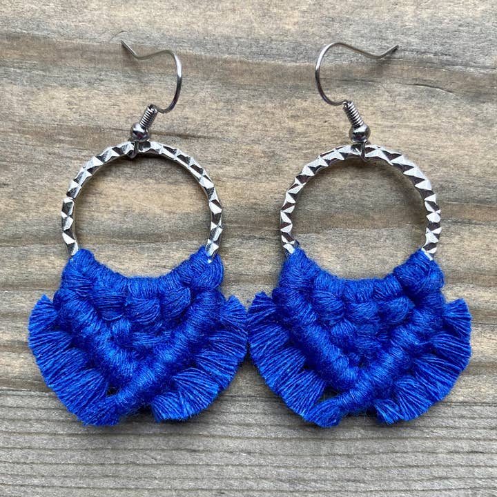 Boucles d'oreilles franges petit nœud carré - Bleu cobalt et argent pour la vente par HK Macrame Jewelry