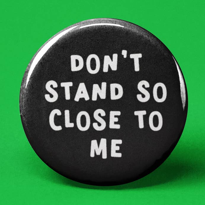 Ne vous tenez pas si près de moi Bouton Pinback pour la vente par The Pin Pal Club