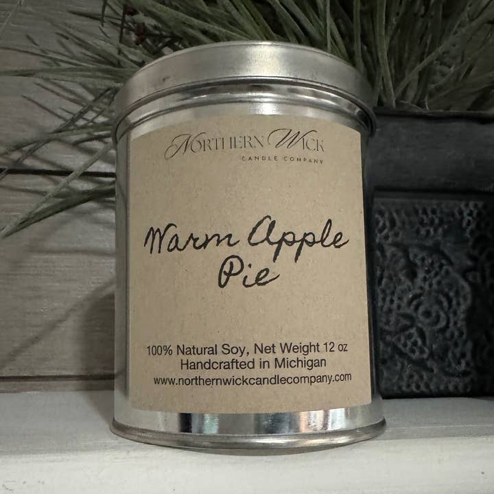 Kaars van 100% soja, 12 oz tinnen houten lont - warme appeltaart voor wholesale door Northern Wick Candle Company