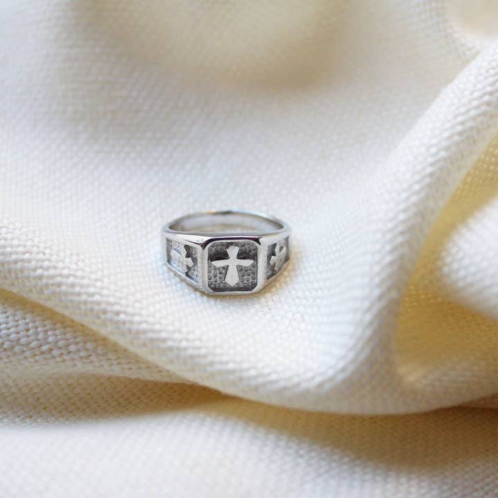 Bague Cross Bestseller pour la vente par Maral Kunst