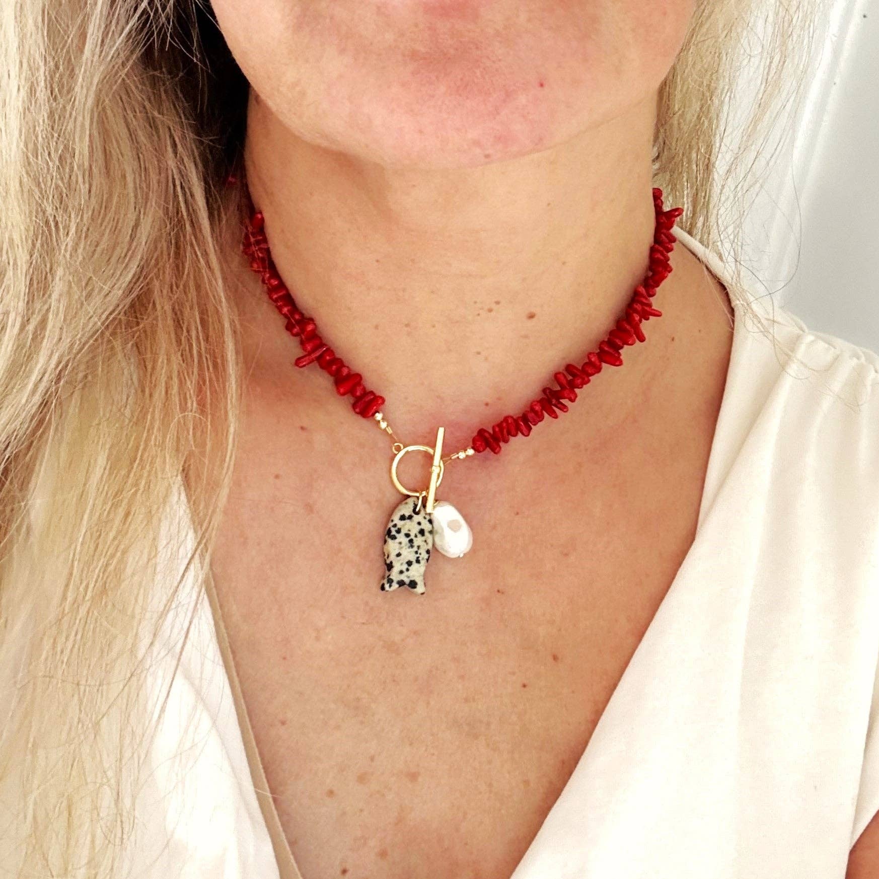 The Silver Wren - Vendita all'ingrosso Collane di perline/perle - Collana con Perline di Corallo Rosso e Pesce1