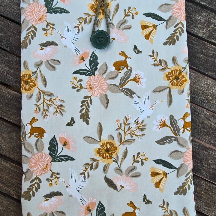 Housse de livre matelassée oiseaux, lapins et fleurs, fond gris pour la vente par laubelgo