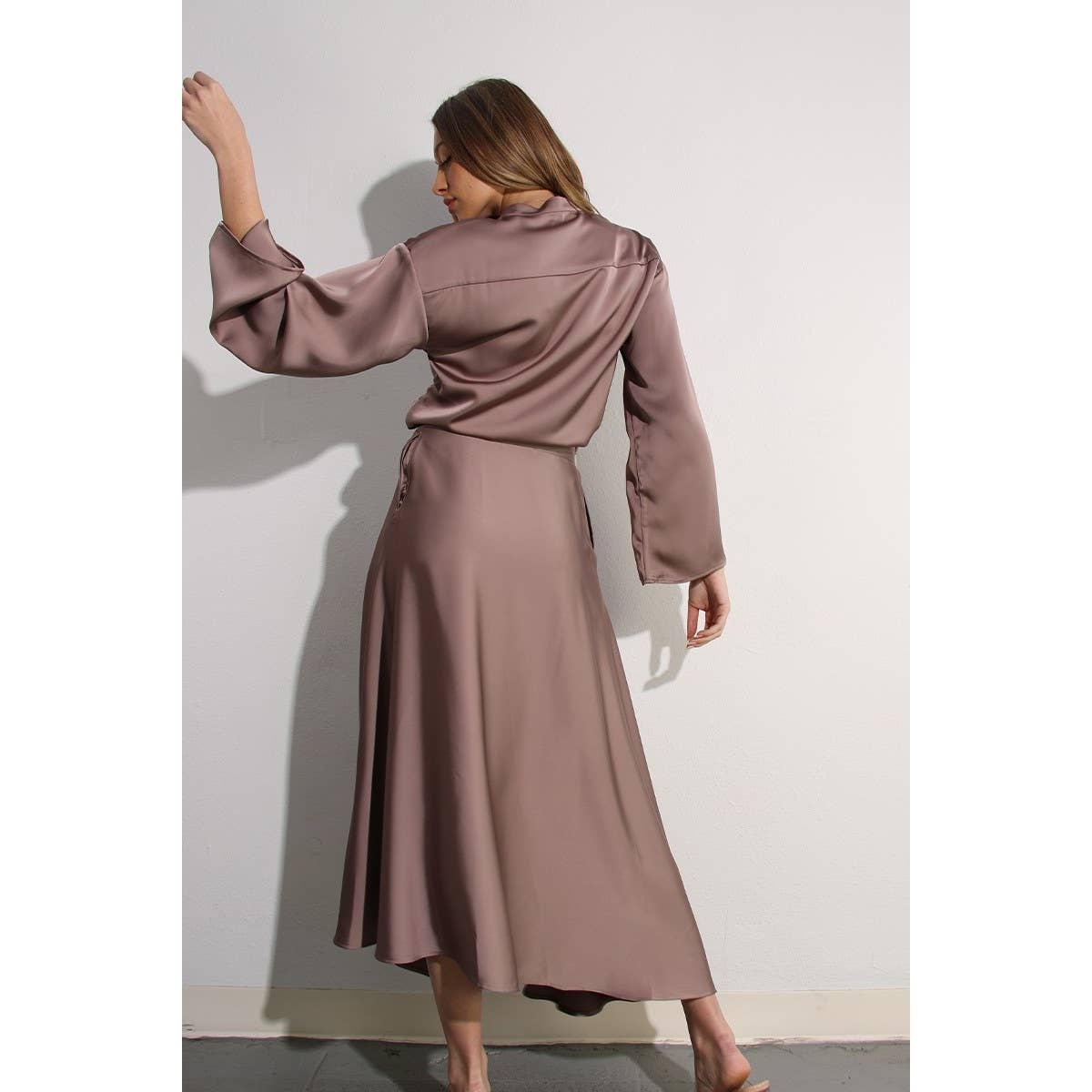 MALVE BRAUN CROP-TOP AUS SATIN MIT WICKELROCK für den Großhandel auf Faire2