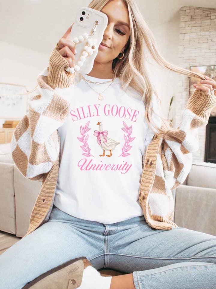 T-shirt graphique Silly Goose pour la vente par Khristee