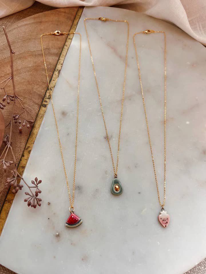 Fruitketting van porselein (aardbei, avocado, watermeloen) voor wholesale door Daily Magic