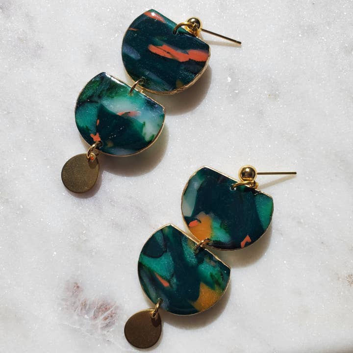 Boucles d'oreilles pendantes multicolores en pâte polymère demi-cercle pour la vente par Beaded Seed by Ronea