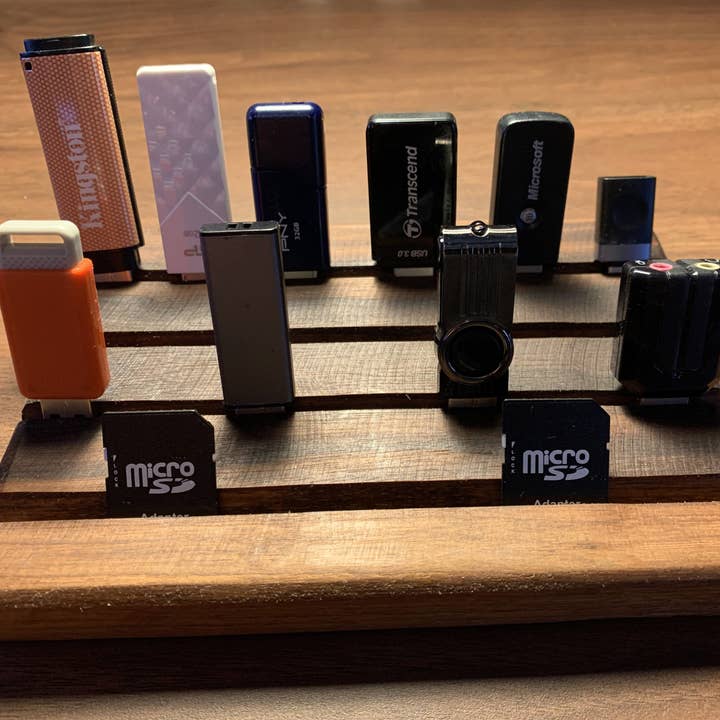 Écran de bureau avec support de carte SD en noyer pour la vente par Magnolia Oaks Woodshop