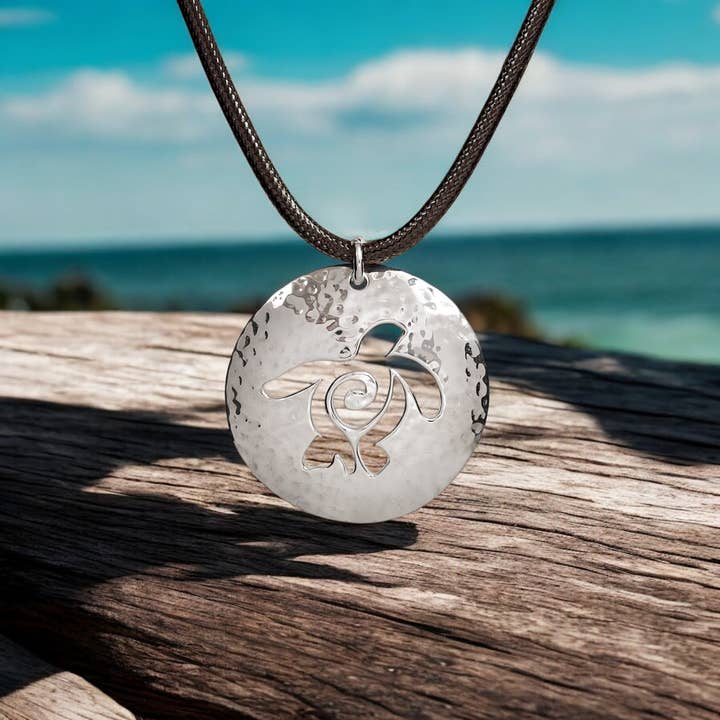 Médaillon Ocean Traveler (cordon en coton lisse inclus) pour la vente par Big Blue by Roland St John