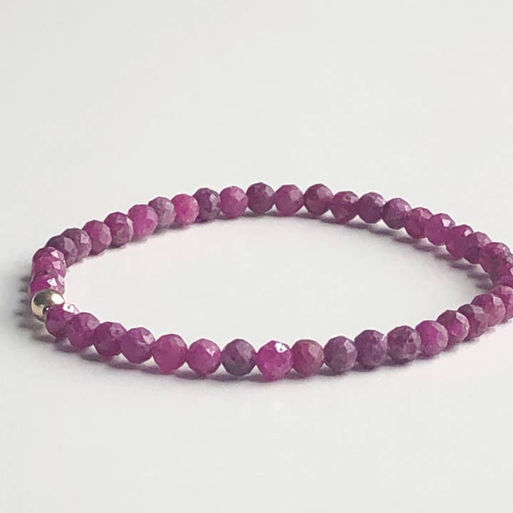 Ruby stretch pärlarmband, äkta ädelsten juli för wholesale av Storytime Art Studio