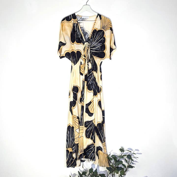 Robe d'été flatteuse en viscose avec fleur stylisée (S-M) pour la vente par Tempest Designs