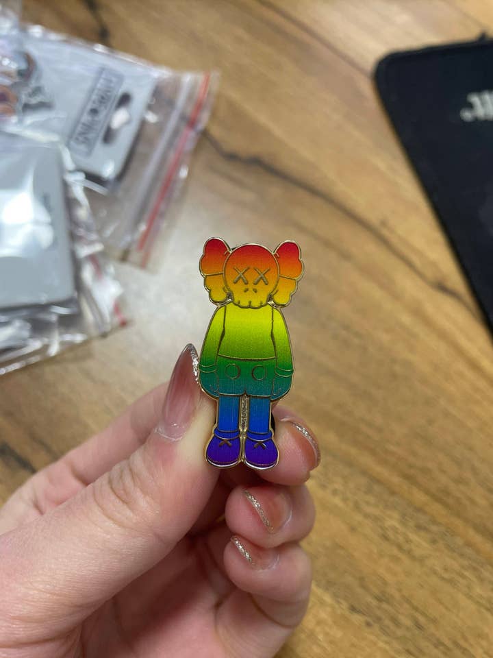 HypeBeast KAWS Rainbow harde emaille pin voor wholesale door Hype Pins