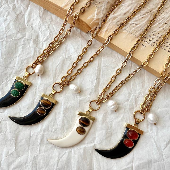 Collier en or avec corne en émail, accent de pierres semi-précieuses et perles et autres tendances Résultats pour bijoux en corne en vente B2B. Retours gratuits et paiement à 60 jours sur Faire sur Faire.