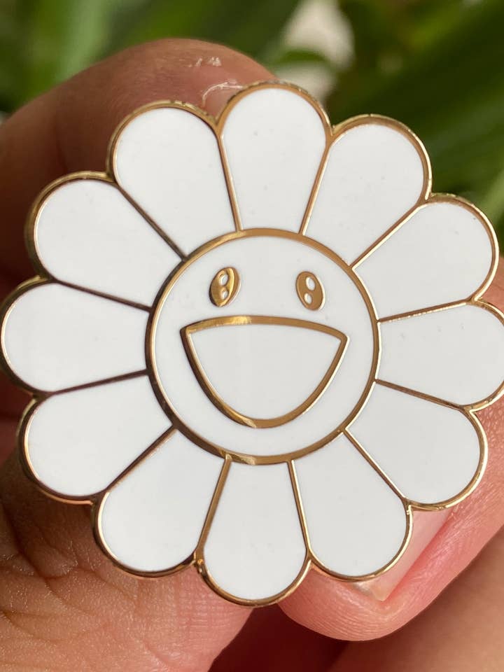 ALL WHITE Happy Flower Hard Email Pin voor wholesale door Hype Pins