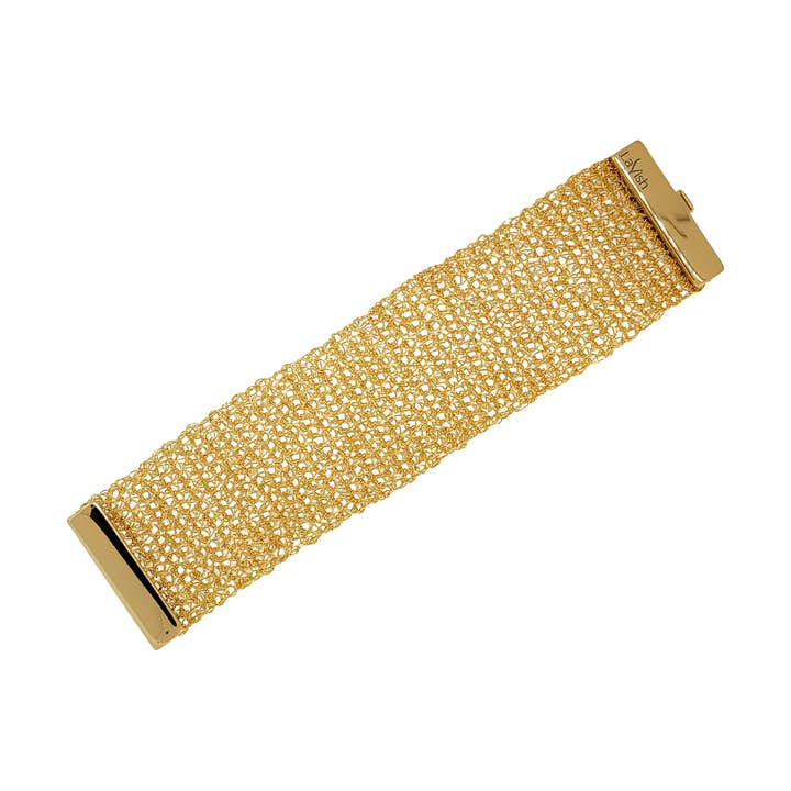 Bracelet au crochet fait main entièrement en maille dorée pour la vente par Lavish By Tricia Milaneze