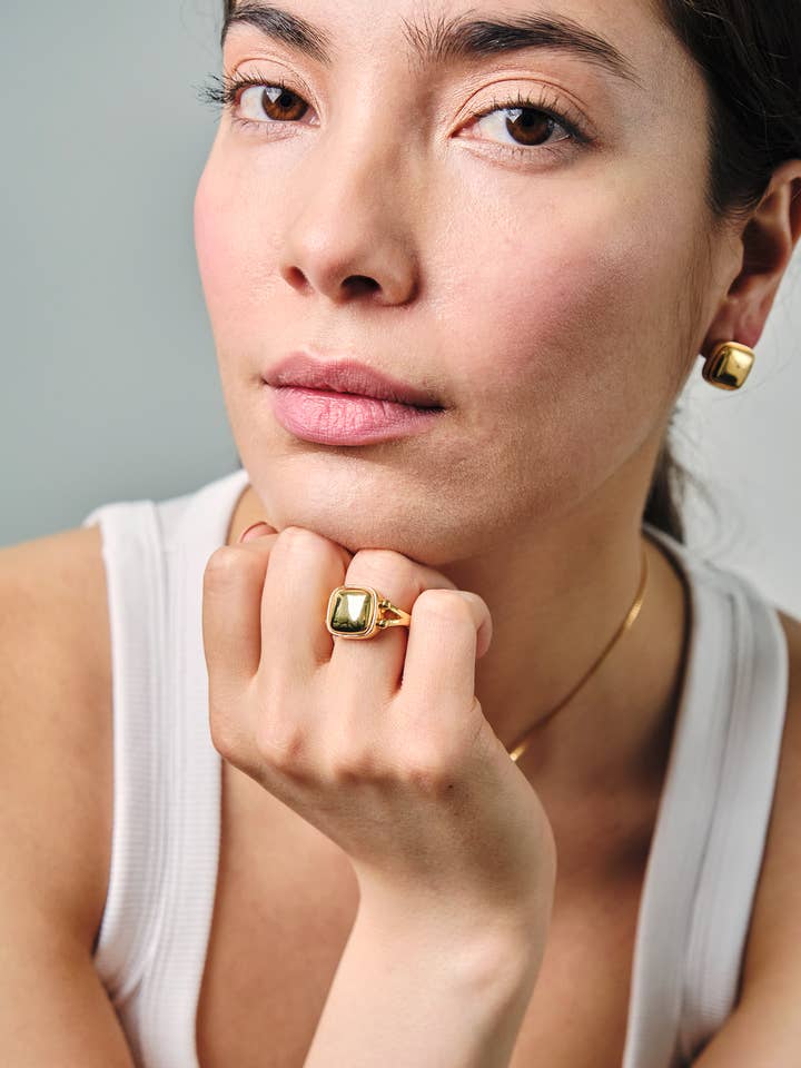 Bague carrée sculptée en or Cara pour la vente par Ounce