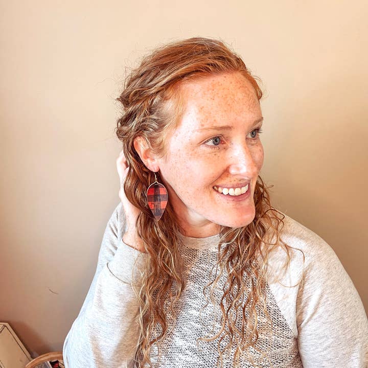 Henley Röd Buffalo Plaid Kork Dinglande Lövörhängen (Mini) för wholesale av Creek and Elm