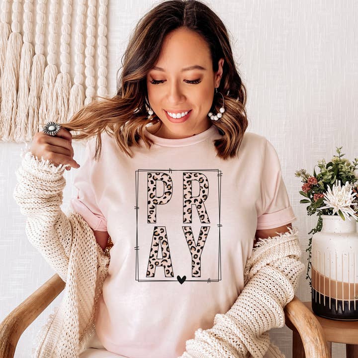 Camiseta con estampado cristiano PRAY Leopard para venta al por mayor de SweetBee