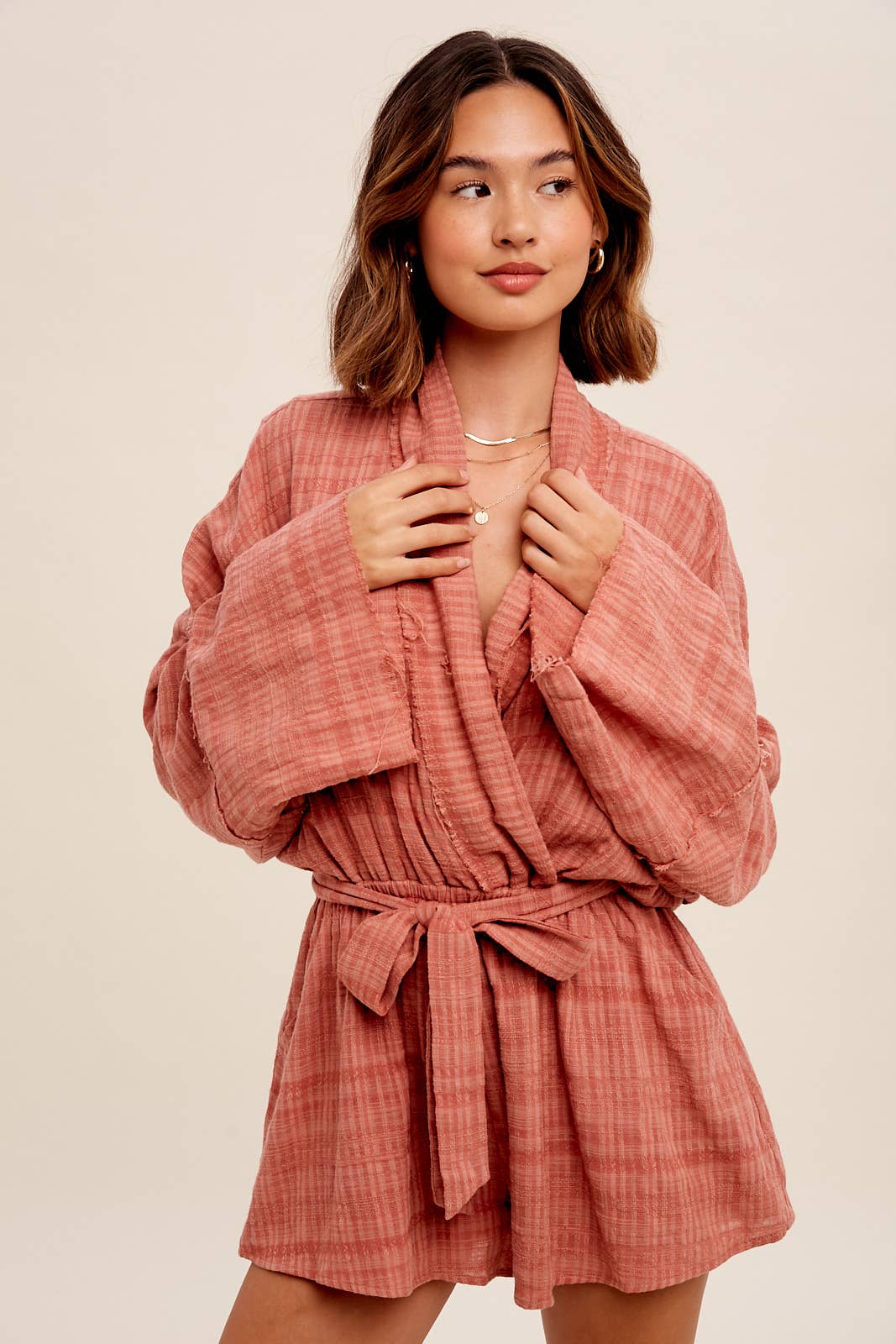 Listicle – Romper - Mulher por atacado – Macacão Texturizado com Cinto23