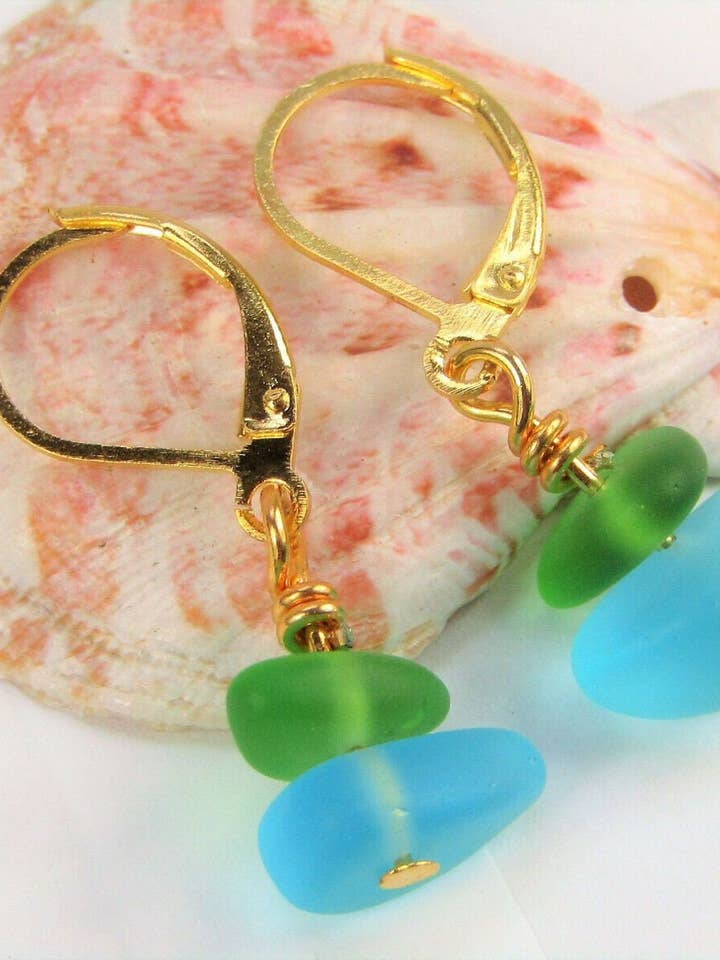 Boucles d'oreilles pendantes en verre de mer givré des Caraïbes, bleu et vert, faites à la main, Beach Usa pour la vente par Bad Apple Designs
