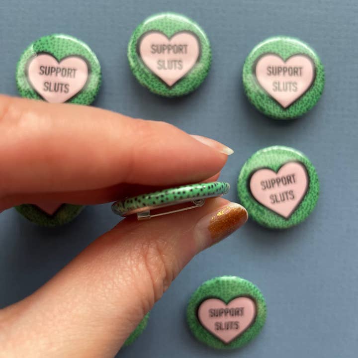 A.J.B- art goodies - Venta al por mayor Botón/prendedor - Pin con forma de corazón Feminist Slut Love