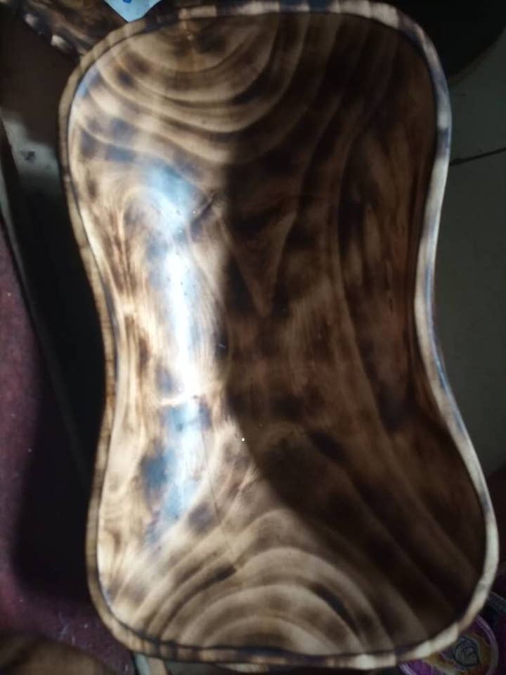 Traditionel bakke af hårdttræ håndlavet i Kenya for engroshandel hos Delight merchants