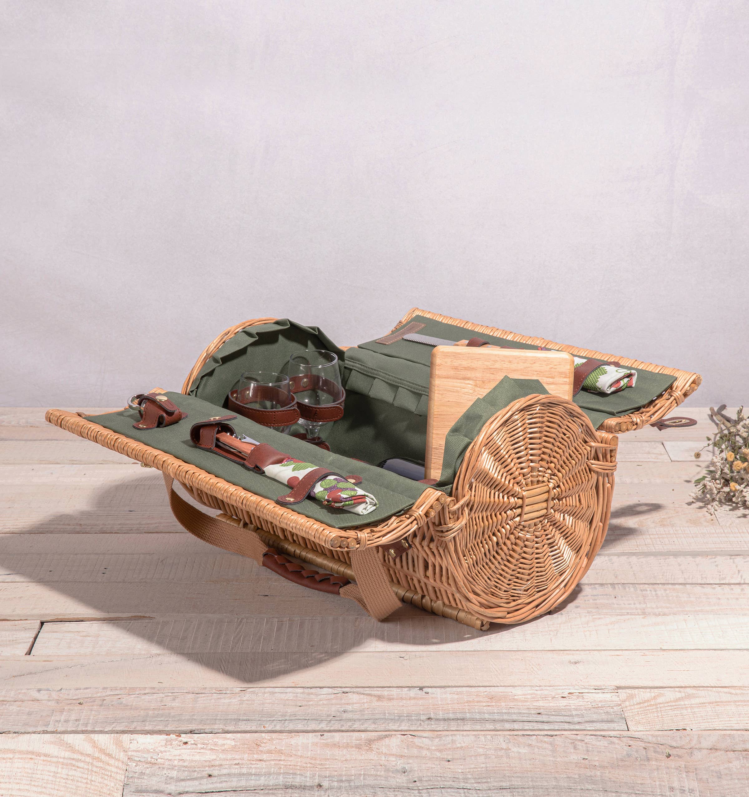 Pine Green Verona Wine & Cheese Picnic Basket (Pine Green) for wholesale on Faire1