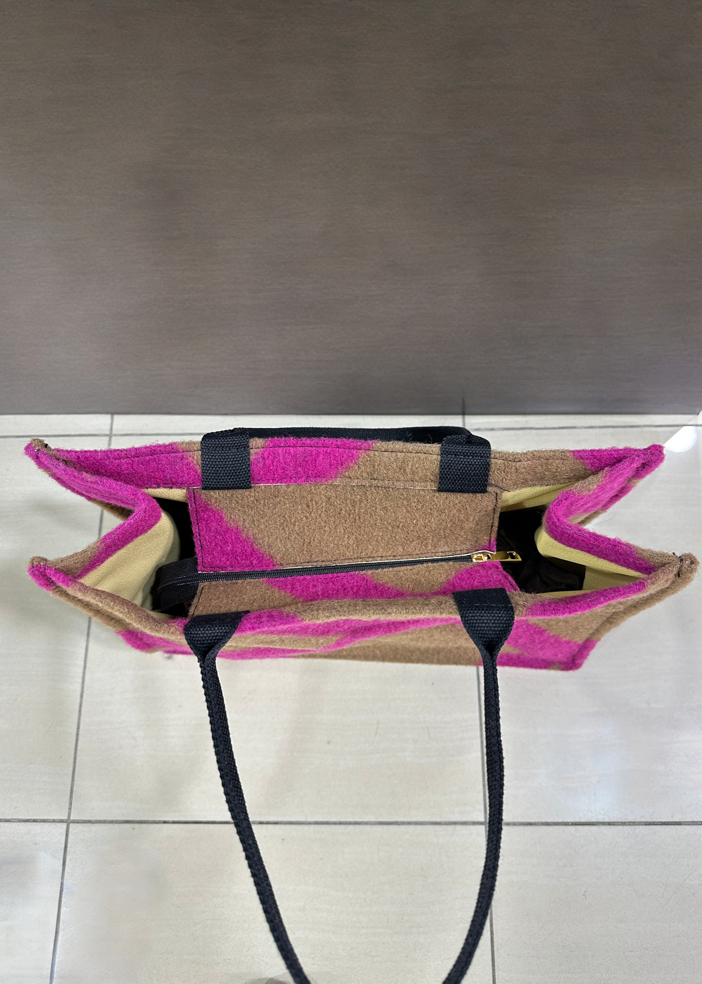 JULIA PARIS - Wholesale Shoulder Bag - Women's - Felt shoulder tote bag with fuchsia and camel pattern2