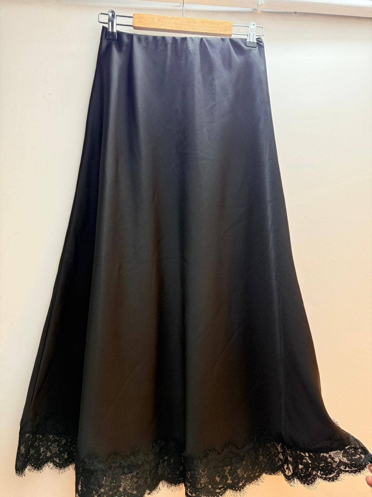 LORIANE - Wholesale Skirt - Women's - 11233U Long skirt with lace in satin0