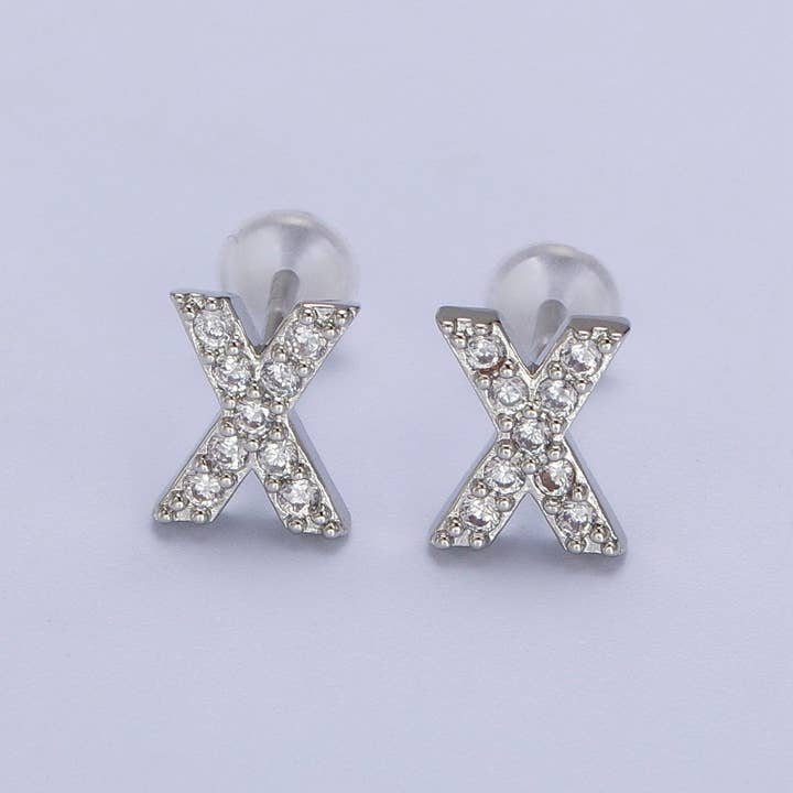 Aim Eternal – wholesale Solitärörhängen – Vitguldfyllda små initialbokstavsörhängen med diamant CZ i silver | AD-120-AD-14523