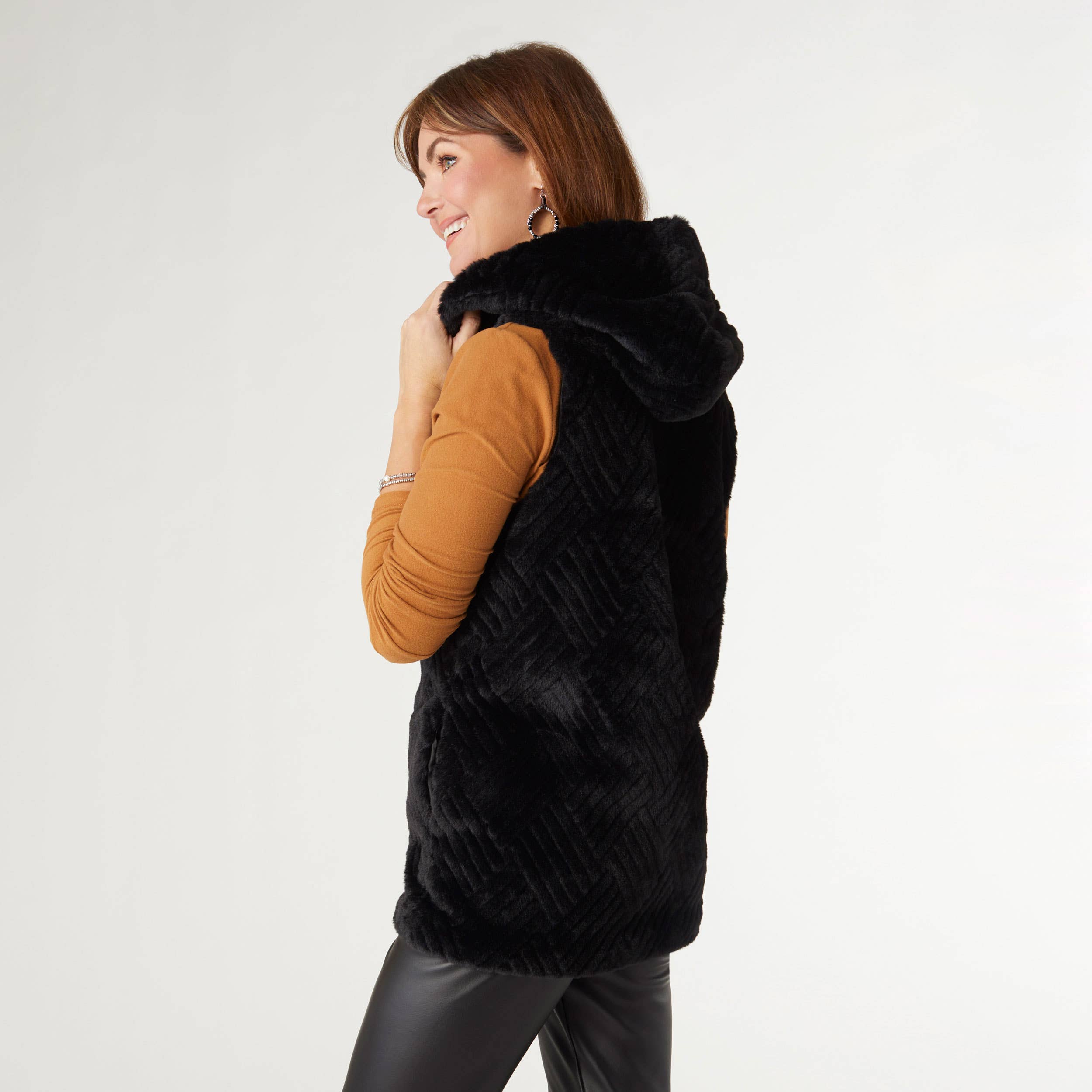 COCO + CARMEN - Vente Veste sans manches – femme - Gilet à capuche en fausse fourrure Lyric5