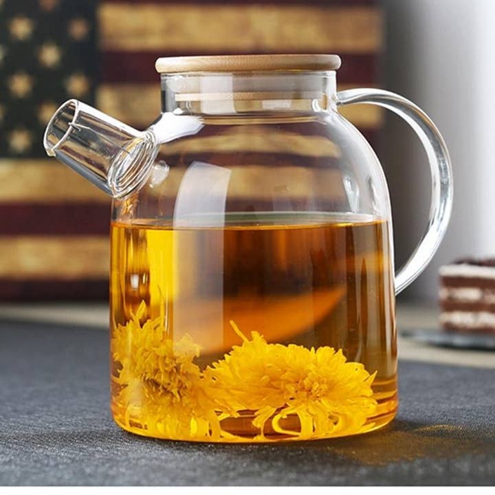 Bouilloire en verre avec filtre et couvercle en bambou 54 oz pour la vente par The Grateful Tea Co