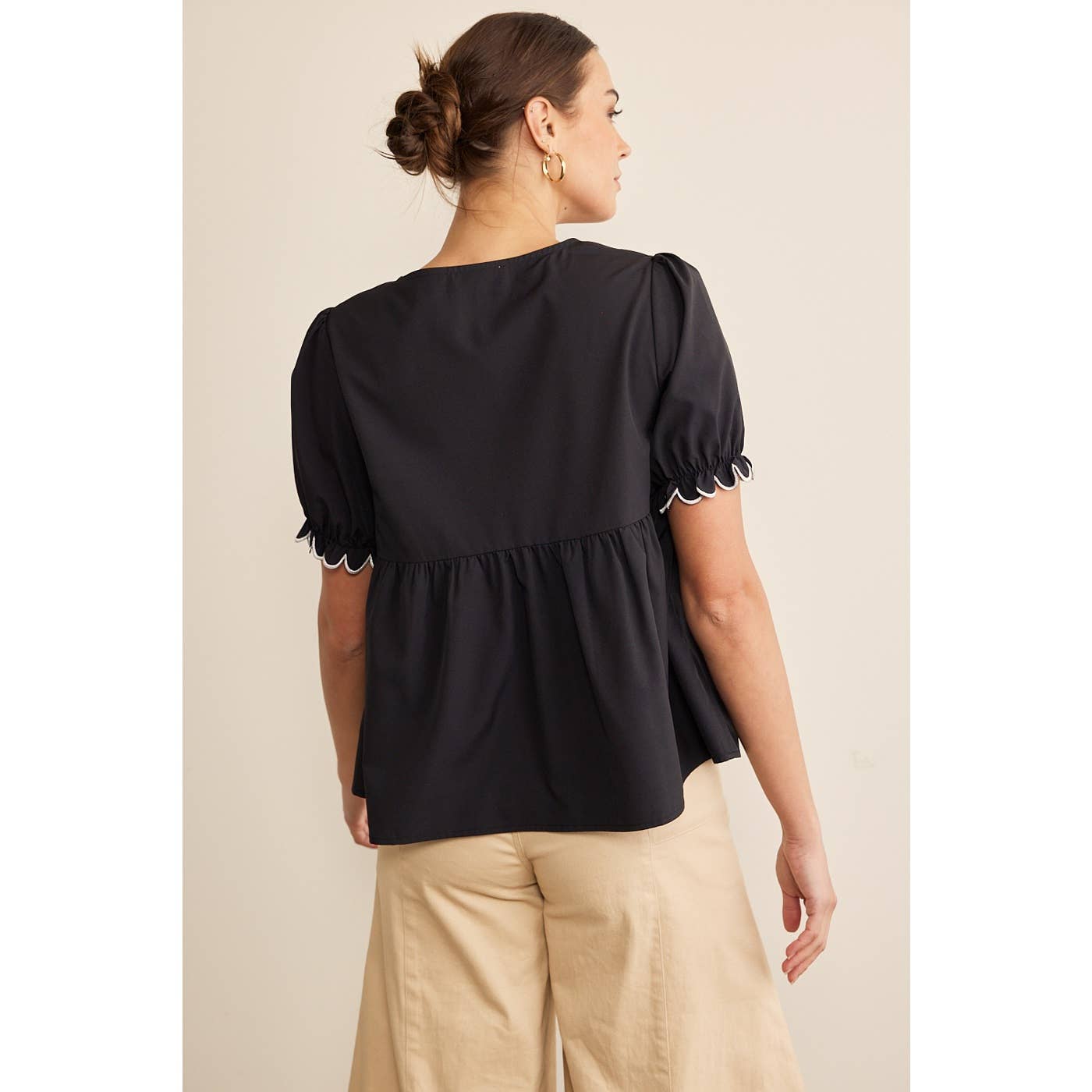 in february - Vente Chemisier – femme - Haut à volants contrastants avec manches bouffantes10