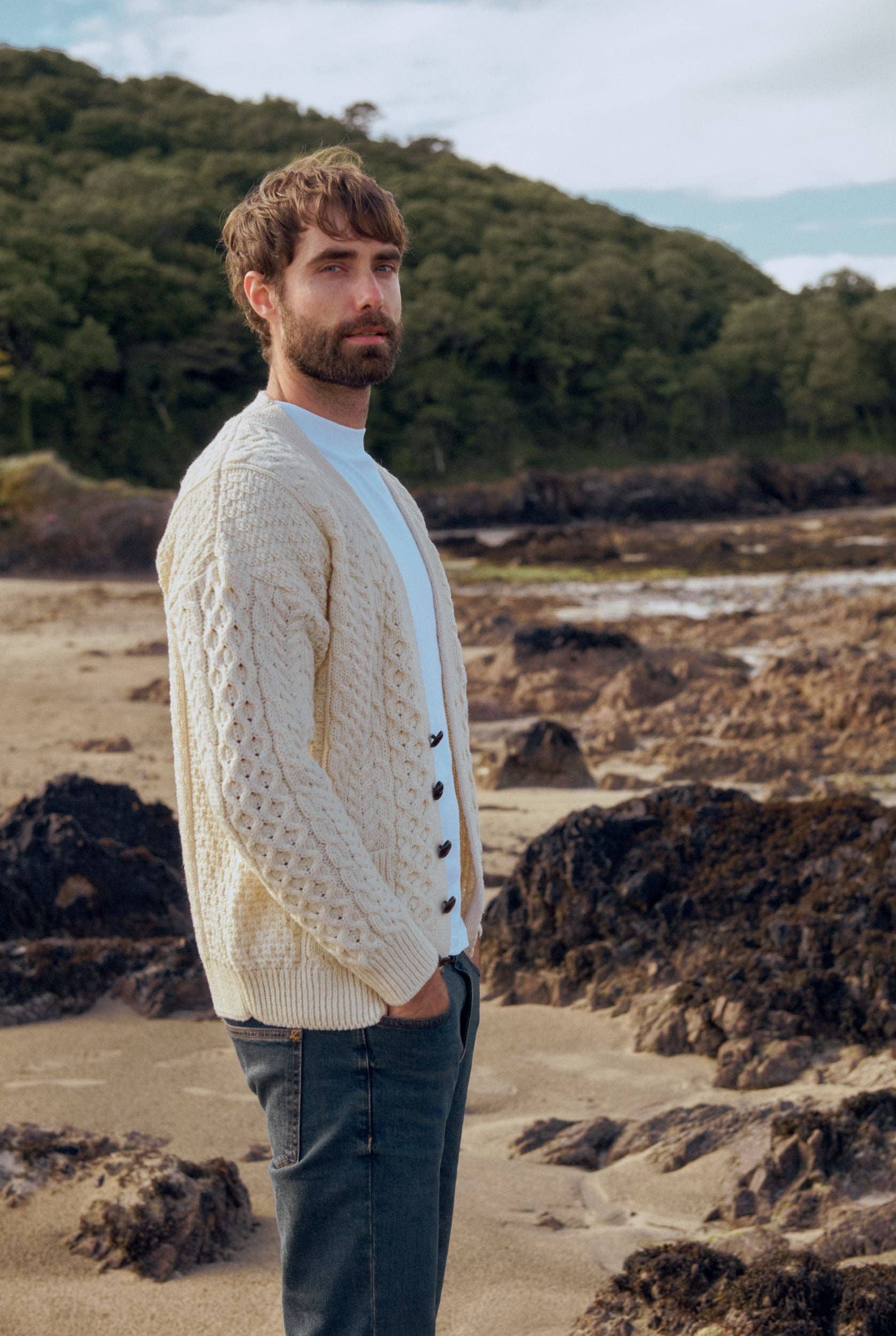 Aran Woollen Mills - Wholesale Cardigan - Heren - Clare Island heren Aran vest - crème0