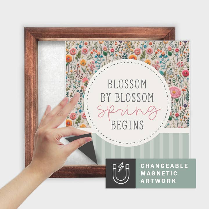 Magnetischer saisonaler Dekoreinsatz für austauschbares Schild (Mittel): Blossom by Blossom | Frühling | Magnetisches Schild leer separat erhältlich für den Großhandel von Simpler Seasons Decor