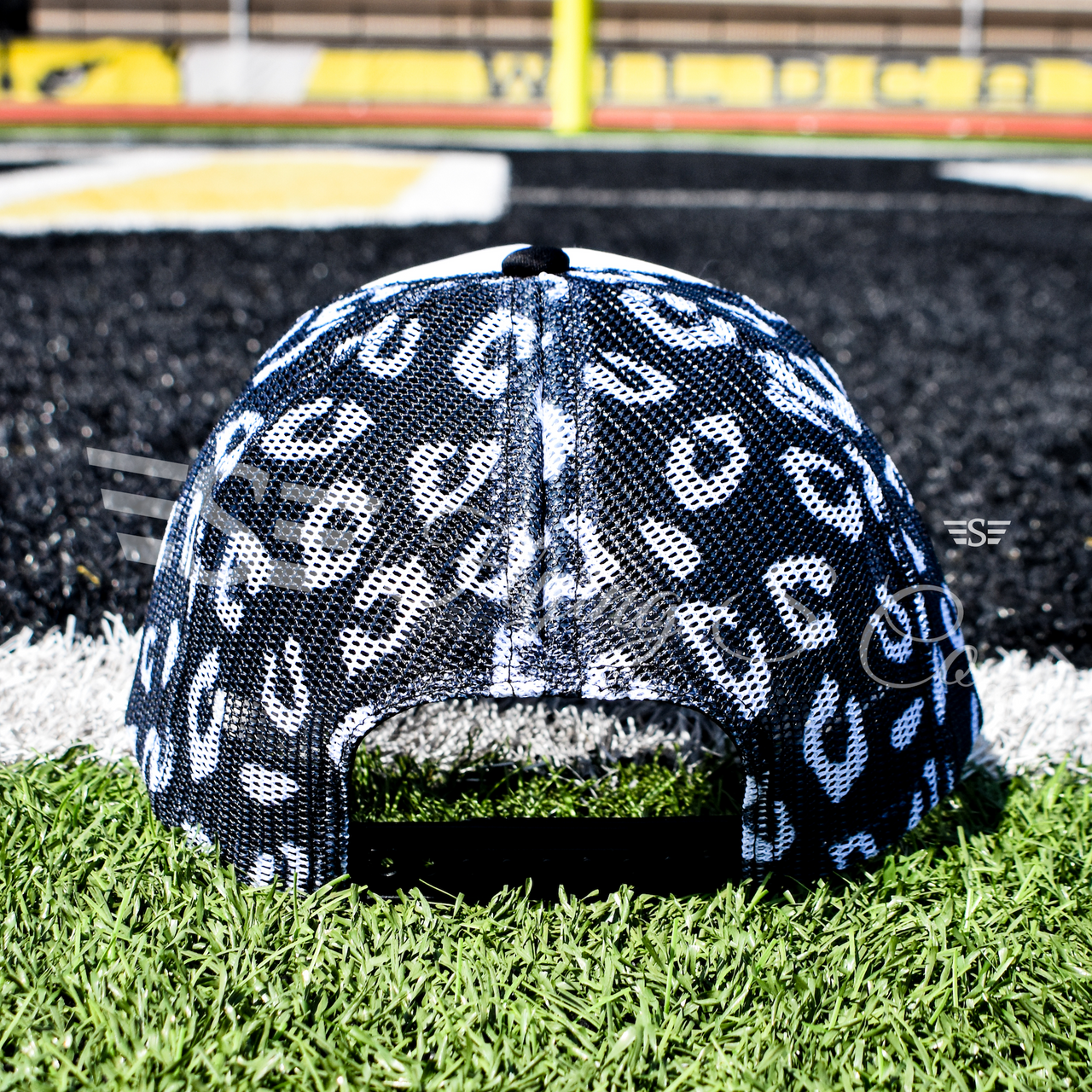 Flying S Company – Großhandel Basecap – Unisex – Weißer Front Leopard Magna Pony™ Mesh Foam Trucker Hut1