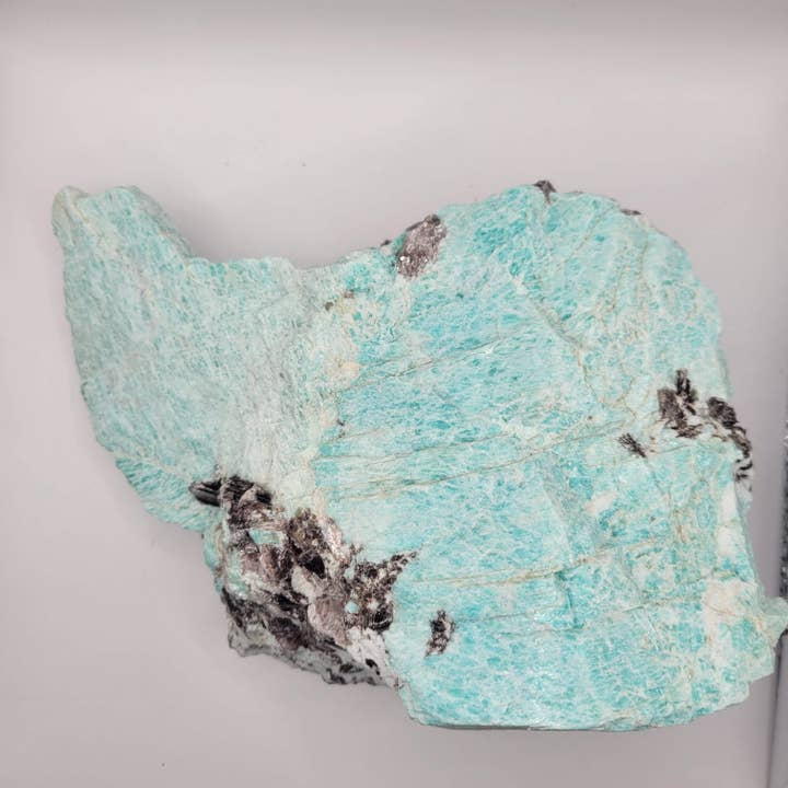 Esemplare di amazzonite con inclusioni di mica per la vendita all'ingrosso da parte di Droplets