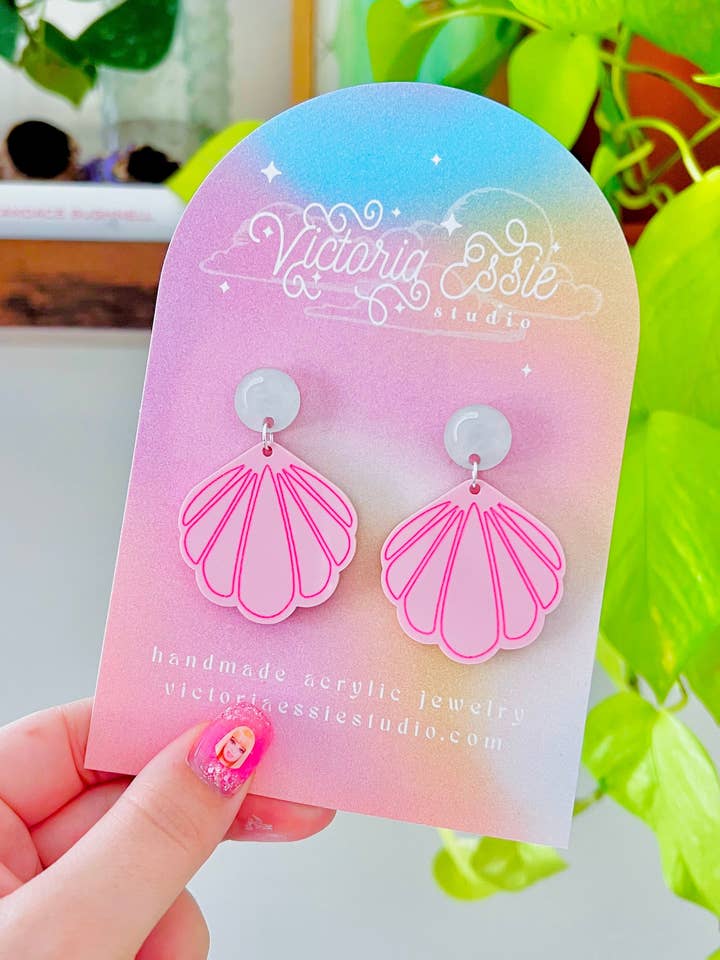 Boucles d'oreilles Barbie en forme de coquille rose pour la vente par Victoria Essie Studio
