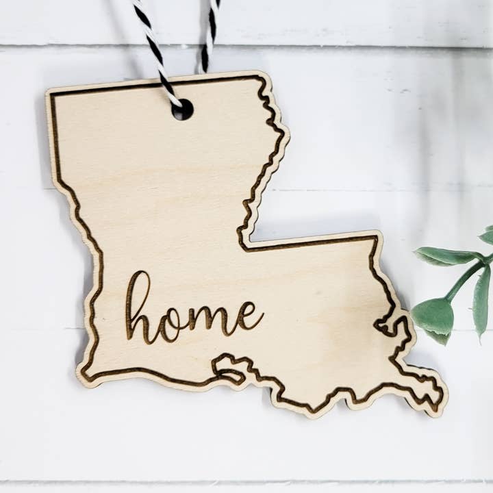 Louisiana "Hjem" Træstat Ornament for engroshandel hos The Purple Chickadee