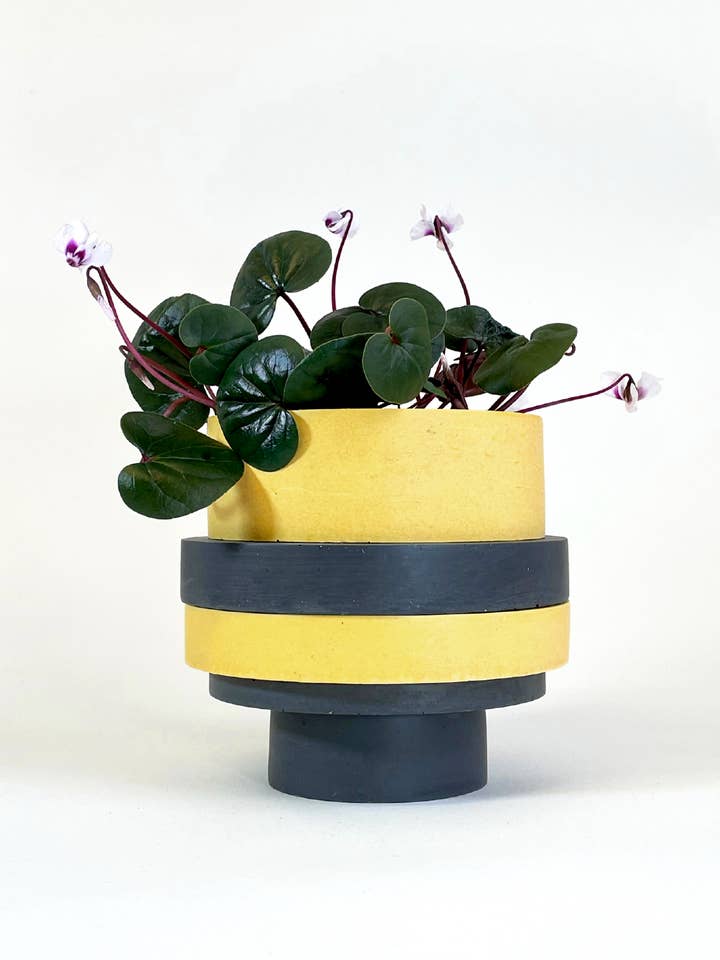 Grand pot Totemico, jaune et noir pour la vente par Casa Mescla