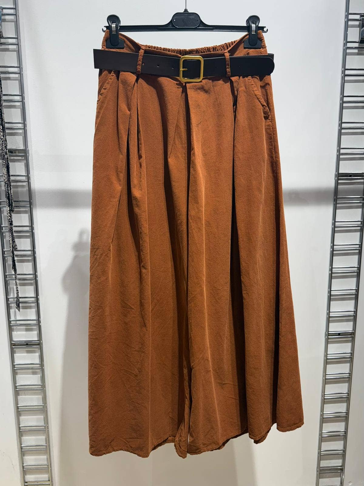 NOELINE - Venta al por mayor Pantalones - Mujer - Pantalones de terciopelo plisados con cinturón 305228