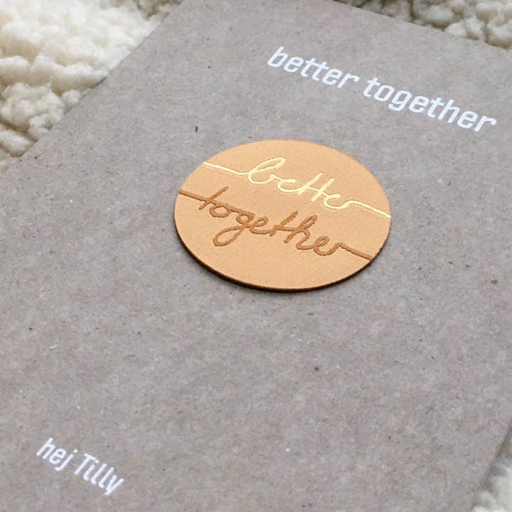 BETTER TOGETHER Patch zum Aufbügeln, Braun für den Großhandel von hej Tilly